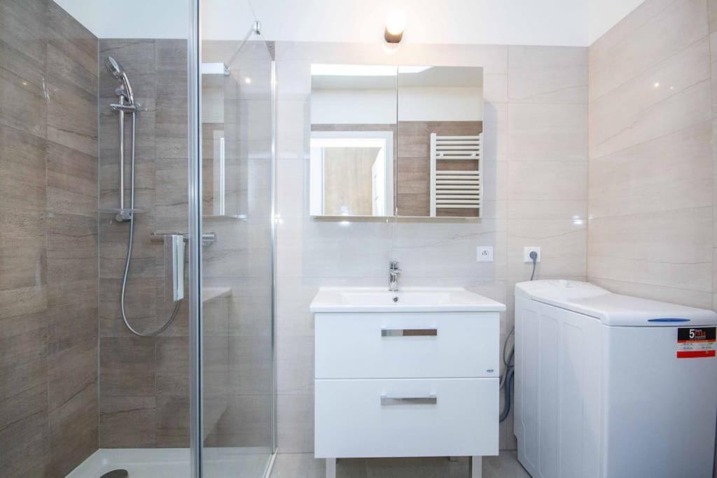 Apartment In Bratislava With Free Parking Luaran gambar